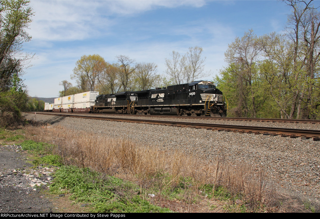 NS 4420 leads train 28X East through Cove PA
